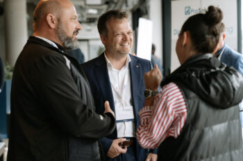 Menschen in Businesskleidung unterhalten sich